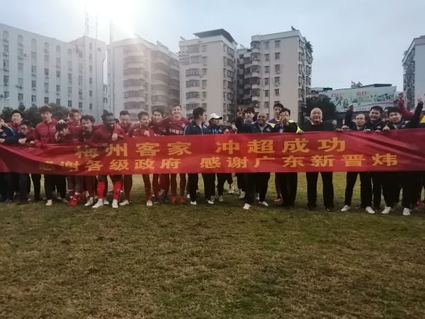 为让关晓彤更好地展示条幅，导演郑晓龙还非常绅士地替她拿礼服包，期间包险些掉落，郑导眼疾手快一把接住，并拿在手里小心翼翼地捧着，与片场拍戏时严肃的状态形成对比，引得网友直呼;反差萌